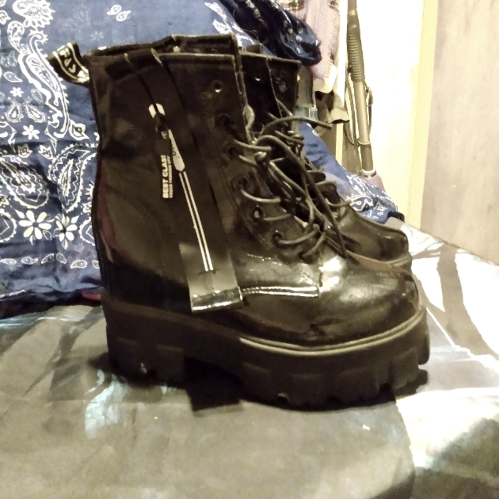 Combat boots